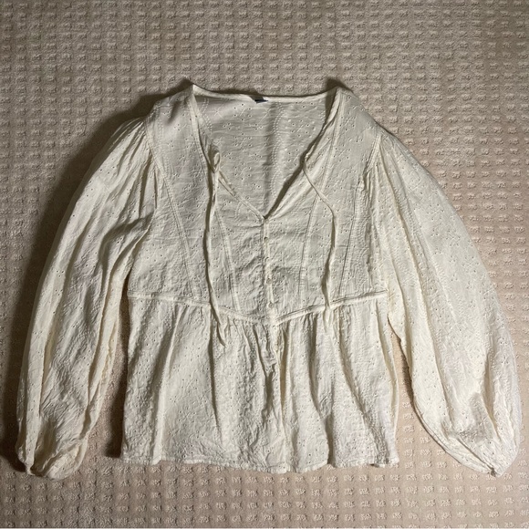Old Navy cream eyelet long sleeve blouse - Picture 5 of 16
